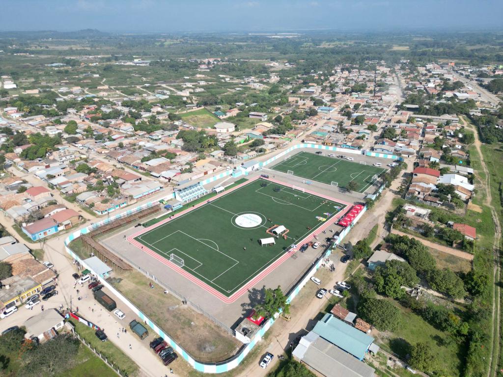 PPoderPopularHN's tweet photo. Presidenta @XiomaraCastroZ junto al Comisionado de CONDEPOR inaugurarán cancha 11 en el municipio de Talanga, Francisco Morazán. https://t.co/Kfbs43SmuY