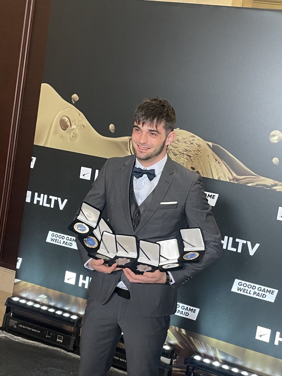 HLTVorg's tweet photo. French legends receiving their old awards 🇫🇷 🏅 

#HLTVawardshow https://t.co/kc2PiwUhCW