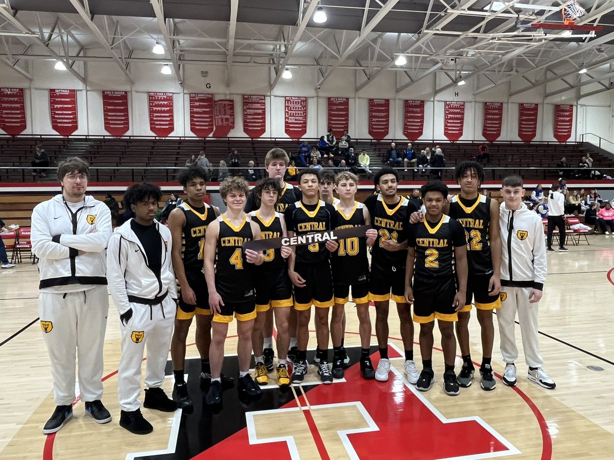 812Hoops's tweet photo. Bears win the opener Saturday morning at the Banterrq Bank Warrior Showcase 

Final 🏀

Central 65
Springfield SE (IL) 61 https://t.co/9lyd9PBixA