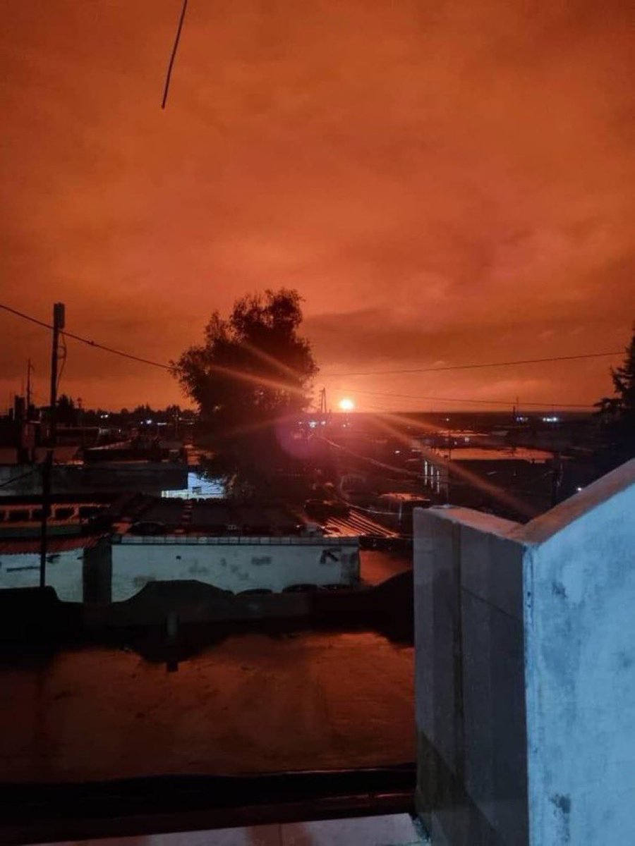 DengaAzadi's tweet photo. En réponse, le gouvernement turc a recommencé à bombarder la zone et à bombarder des infrastructures et des civils au Rojava.

Plusieurs convois d’ambulances venant de l’hôpital de Cizre (Cizira Botan) ont été envoyés à Zap pour chercher les soldats morts et blessés.

2/2 https://t.co/wFFSCbsRbF
