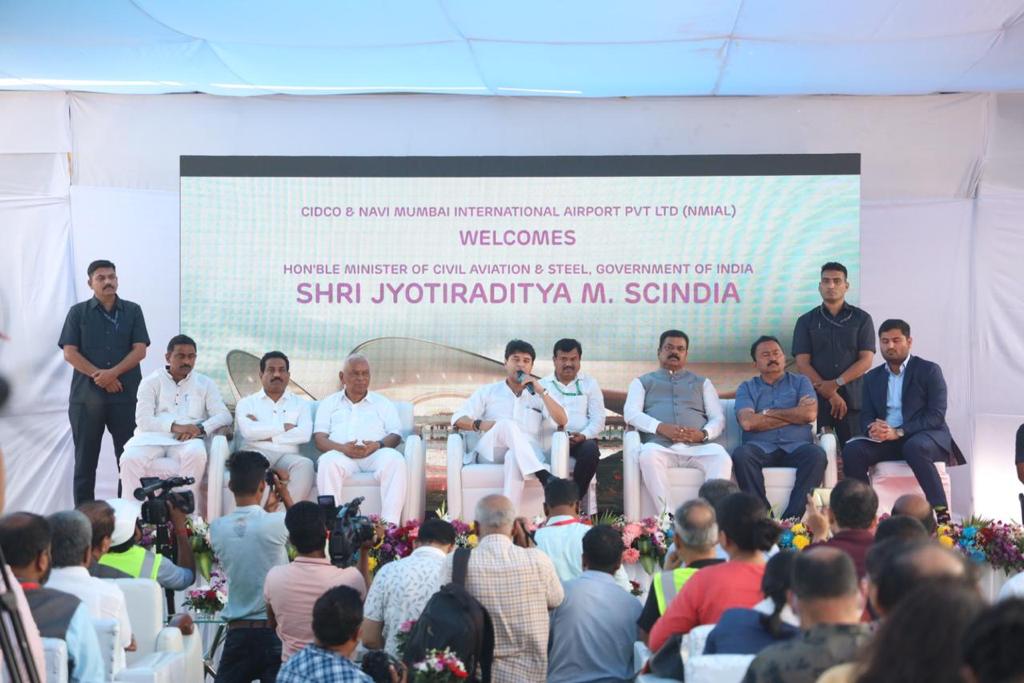 मुंबई में हवाई यात्रियों की संख्या में निरंतर वृद्धि को ध्यान में रखते हुए नवी मुंबई स्थित एक ग्रीनफील्ड हवाईअड्डे का कार्य निर्माणाधीन हैं।

इस हवाईअड्डे के विकास की समीक्षा हेतु आज इसके निरीक्षण में शामिल हुआ और मीडिया के साथियों को इसके विकास से जुड़ी जानकारी भी साझा की। रु