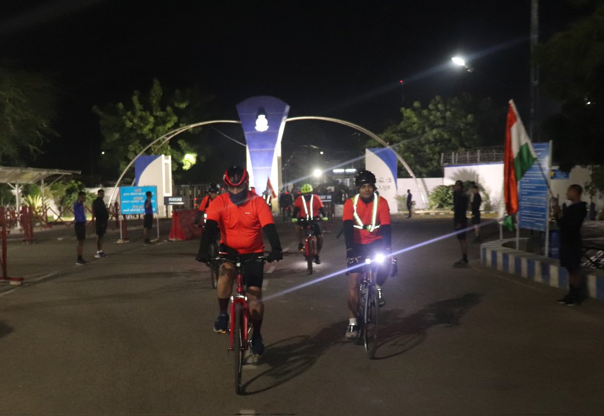 #Outreach #Adventure

The return-leg of INS Shivaji's #VeerShivajiCyclothon was flagged-off from #INSValsura today morning by CO @IN_Valsura

The expedition led by Capt Jenish George will cycle across #Saurashtra before heading back to #INSShivaji

#FitFairFearless #IndianNavy