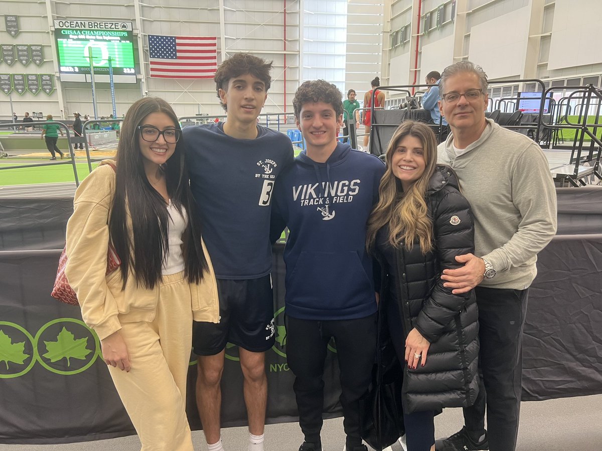 seatrack's tweet photo. James Anzalone WINS the Soph NYC &amp; NY Sectional 600 in a big PR of 1:27.63! 🥇 https://t.co/EuoDxY9xjX