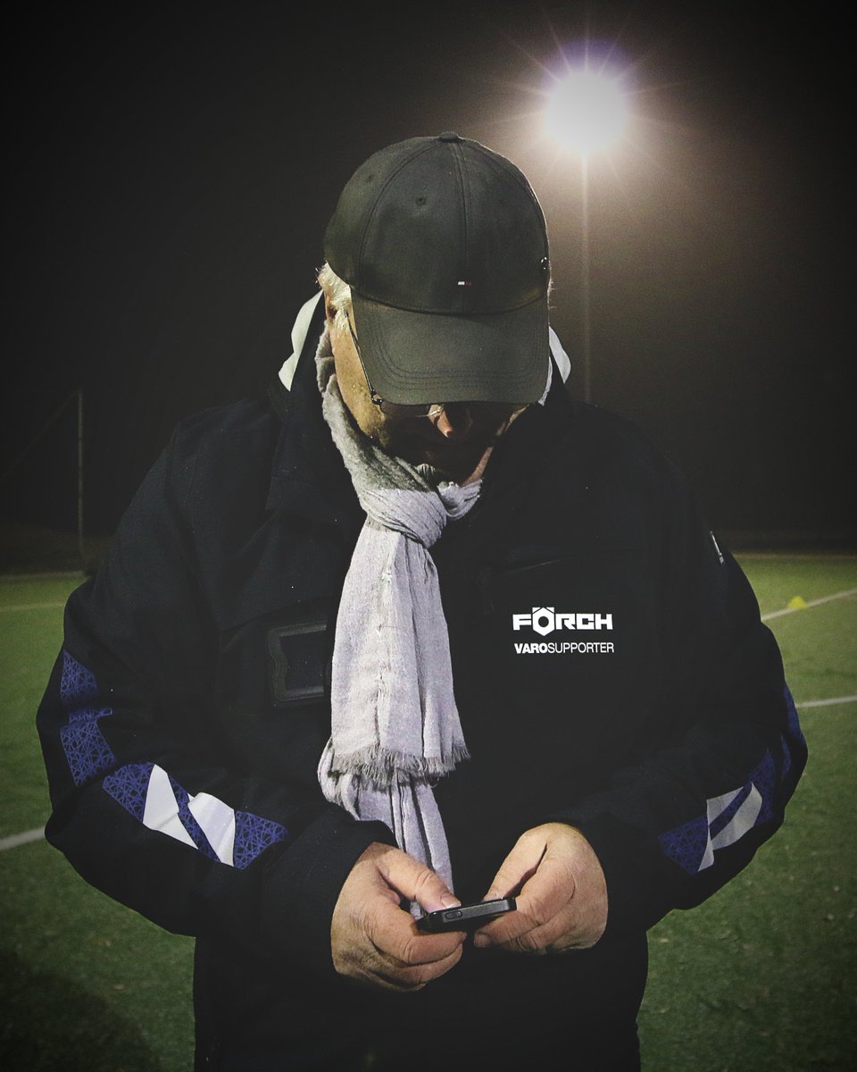 SVDessau05's tweet photo. Das ist Jens, wie er dem Schillerpark auf Tripadvisor gerade fünf Punkte vergibt. "Top Rasen, gut gepflegt, nettes Personal." https://t.co/cRaBUUPE5V