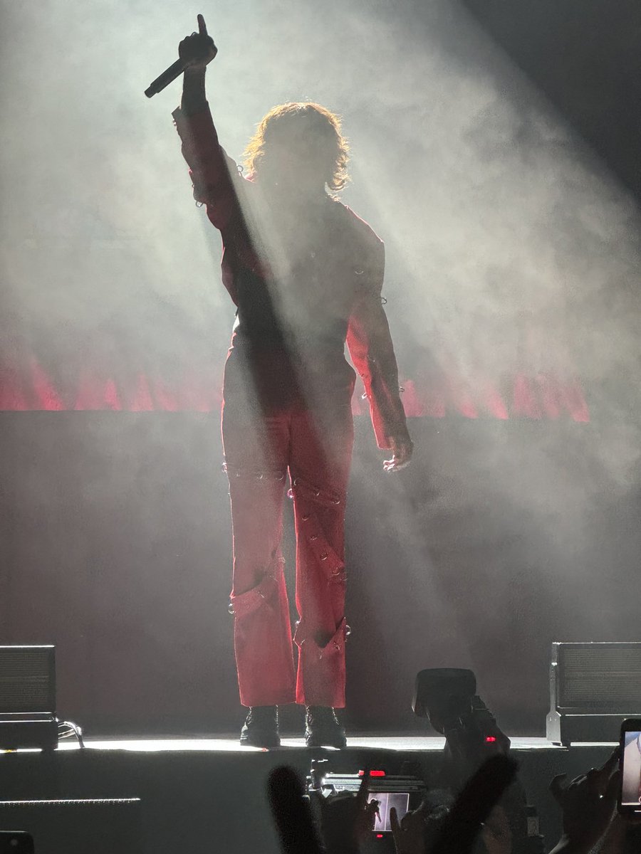 katiebroad__'s tweet photo. Thanks for Cardiff @bmthofficial @olobersyko ❤️ https://t.co/kDryhhRISa