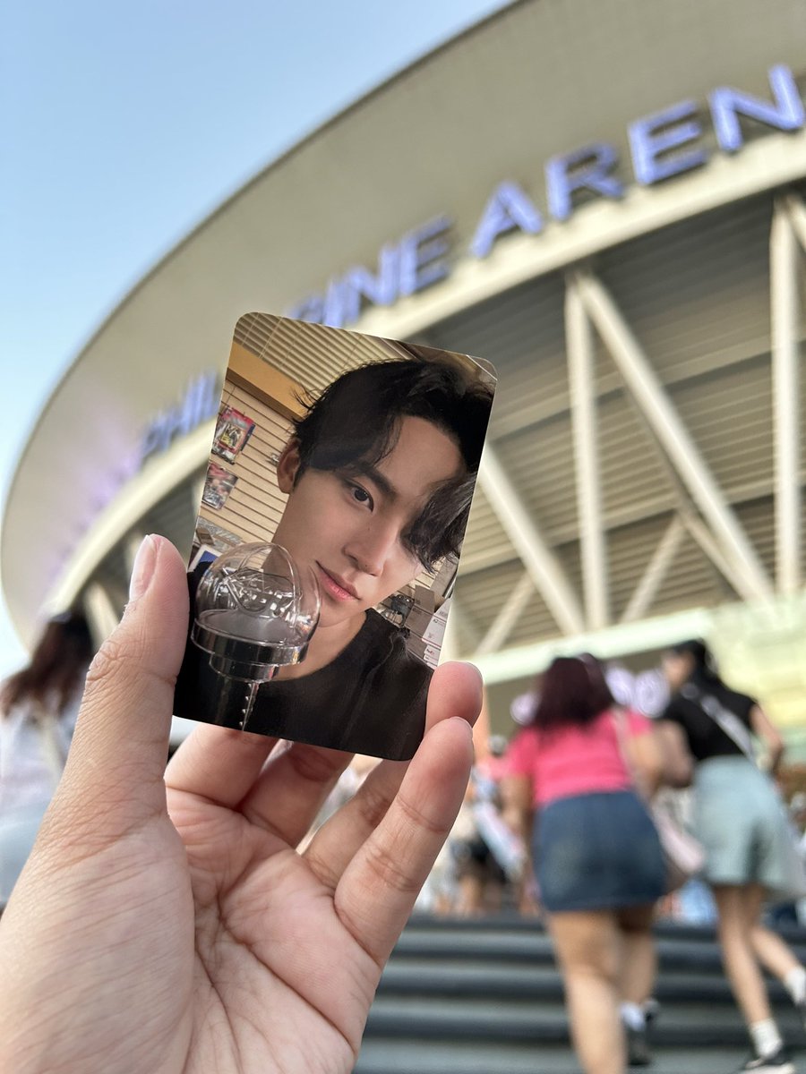 its_kmg_jjh_97's tweet photo. The most memorable sa con! Kusang umuwi people!!! pano ba kita bibitawan 😭🩷🩵 charot! 

Thanks to @_8HAO 😭 nung may nagalok ng trade Mingyu to Seungkwan natulala na ko. sya na yung spokesperson ko. ready na ko picturan si Kwan sa banner nya pero kusang umuwi 😭🩷🩵 https://t.co/DLIE8Awa0C