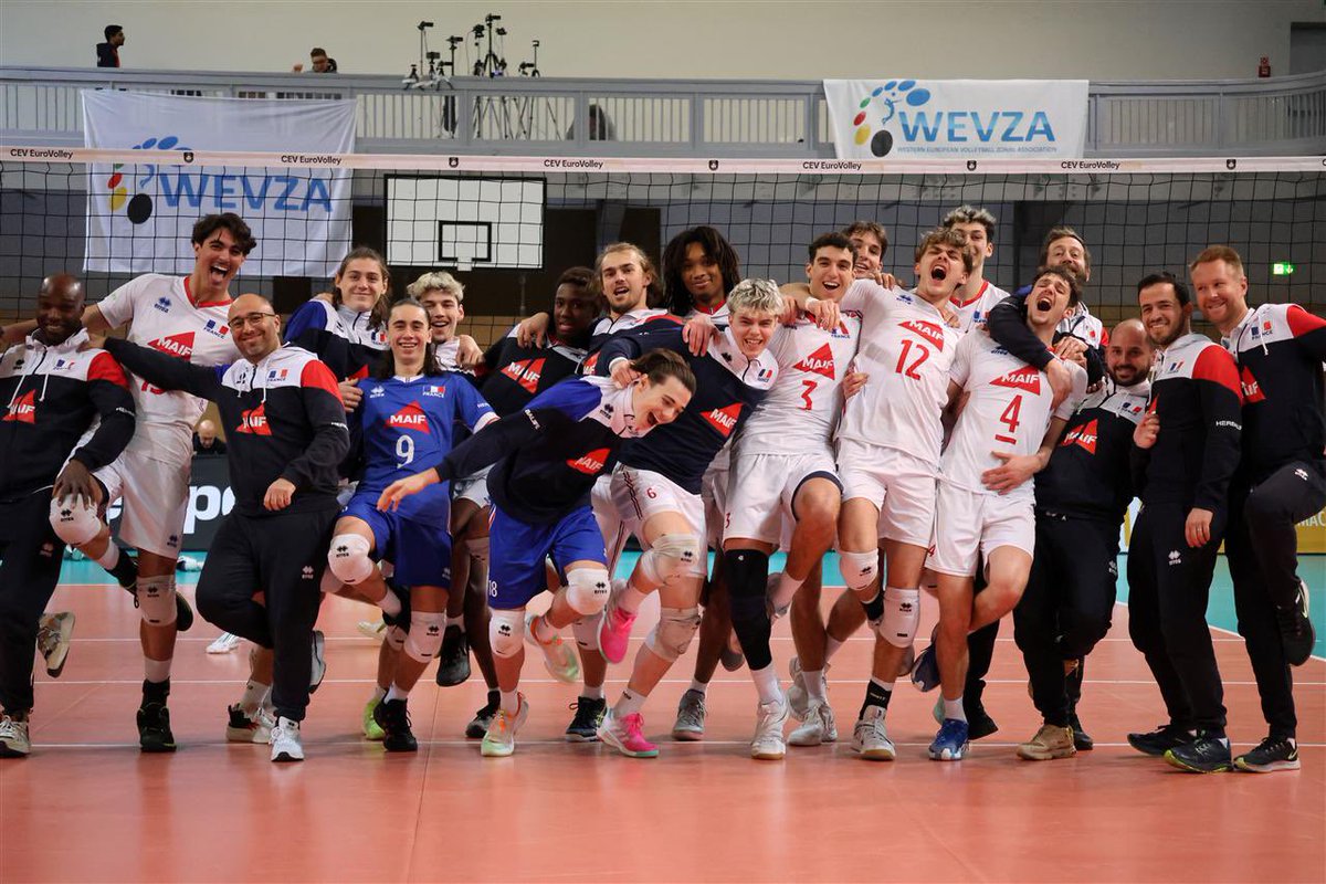 VolleyActu's tweet photo. Aujourd’hui le programme risque d’être chargé pour certain(e)s
▪️6 matchs en #MSL🏐
▪️Finale #WEVZA U20 🏐🇫🇷
▪️Début de la #LEC #KCORP #VforVictory #KCWIN
▪️Début de la #CAN2024 ⚽️
▪️Retour de l’#UFC 👊🏻
Bons matchs à tous 🔥
📸 @CEVolleyball https://t.co/r2rzOEMBt8