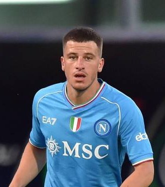 TolliVincenzo's tweet photo. Un grandissimo applauso a Diego #Demme, professionista esemplare che dà una lezione a chi finora ha camminato, entrando in un momento di grande difficoltà, dando l'anima e geometria al centrocampo

Chapeau 👏💙 https://t.co/PdDDZLP7to