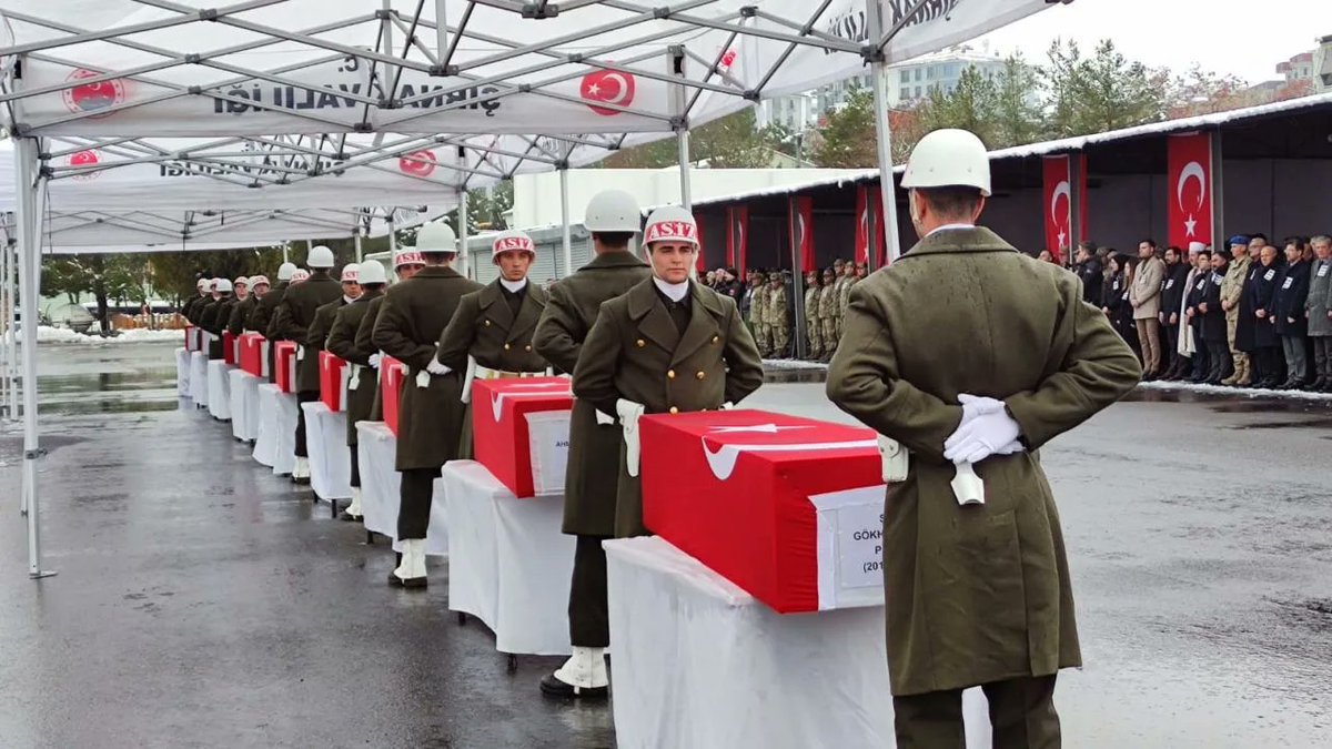 SalihMelik's tweet photo. Çünkü yakışmaz bize bir köşede ağlayıp;
Feryat figan ederek sineleri dağlayıp.
Ne el aman dileyip ne karalar bağlayıp,
And olsun gömeceğiz toprağa diri diri;
Üstünüzde bir gece tufan gibi çağlayıp.

Evvelce gidenlerin asil ruhları şad olsun. https://t.co/r7jInucLPj
