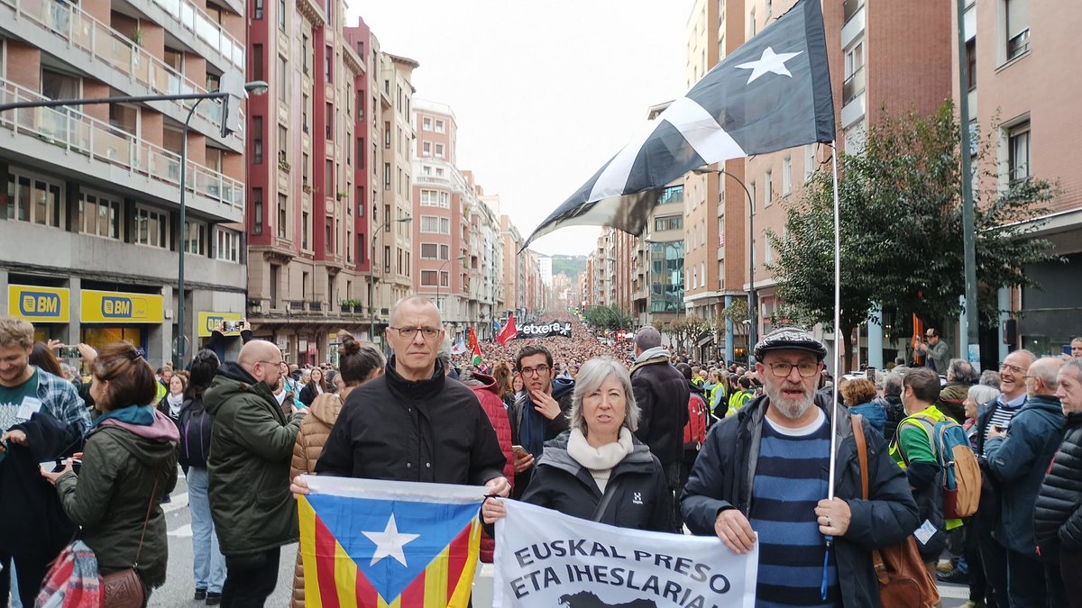 ANCEuskalHerria's tweet photo. Hem estat a #Bilbo on milers i milers de persones d'opinions diferents s'han trobat en els carrers #Bilbo , dels milers i dels milers de Claus per a la resolució, per tancar les portes del passat i obrir les portes del futur. #Giltzak 
@sare_herritarra @assemblea @assemblea_int https://t.co/0nQ3ajeKem
