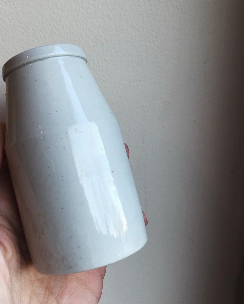 BMudlark's tweet photo. Today’s find- a Victorian paste jar! I wonder which Barnwellian threw this away? 
#pastejar #whatthevictoriansthrewaway #brookfinds #mudlarkfinds https://t.co/2yCJqRJhOg