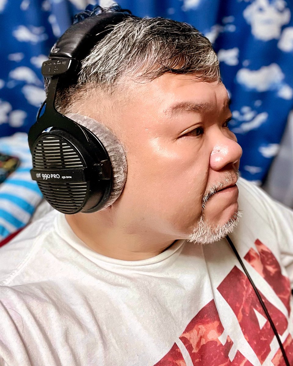 Daifuku888's tweet photo. 俳優として沽券にかかわることがあったので、気を紛らすためにヘッドホンでガンガンの大音量で音楽を聴いている🎧✨
#beyerdynamic #DT990PRO https://t.co/i3LAkM5RTV