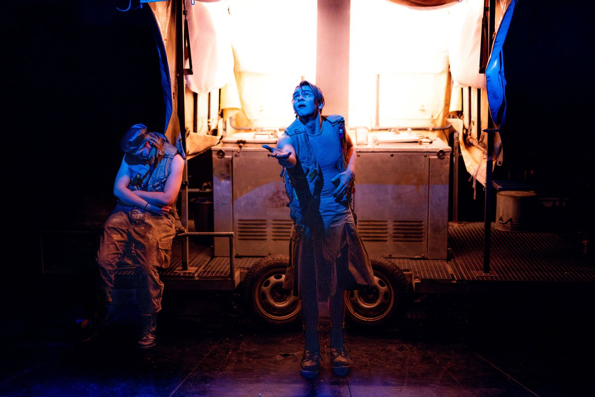 blnensemble's tweet photo. "Das ist ein Mann, der nicht Nein sagen kann": heute Abend hat Max Lindemanns Inszenierung von Bertolt Brechts "Mann ist Mann" Premiere im Neuen Haus in Kooperation mit der HfS Ernst Busch: #Toitoitoi für das Ensemble aus Schauspielstudierenden und das ganze Team! #BEmann https://t.co/cTSStjEHkS