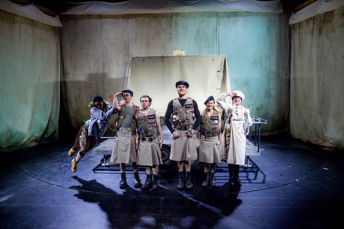blnensemble's tweet photo. "Das ist ein Mann, der nicht Nein sagen kann": heute Abend hat Max Lindemanns Inszenierung von Bertolt Brechts "Mann ist Mann" Premiere im Neuen Haus in Kooperation mit der HfS Ernst Busch: #Toitoitoi für das Ensemble aus Schauspielstudierenden und das ganze Team! #BEmann https://t.co/cTSStjEHkS