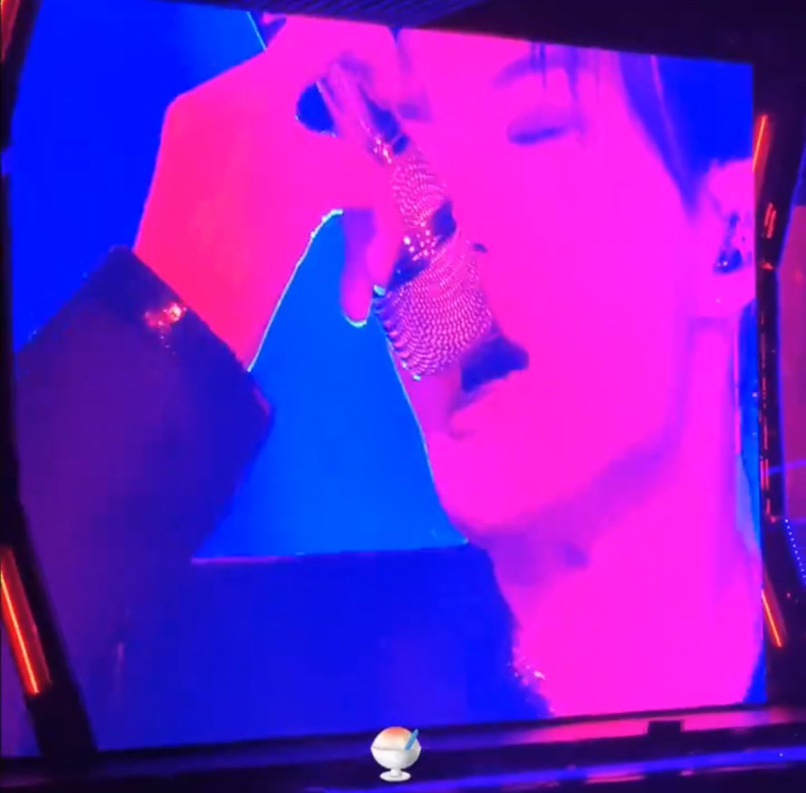 imnotyourmer's tweet photo. รูปแรกเหมือนจุนกยู รูปสองเหมือนจีฮุน แต่นี่คือโดยอง https://t.co/87g6lVq81u