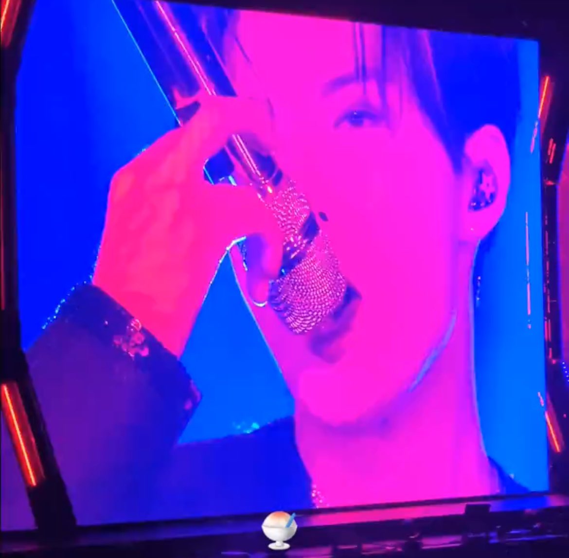 imnotyourmer's tweet photo. รูปแรกเหมือนจุนกยู รูปสองเหมือนจีฮุน แต่นี่คือโดยอง https://t.co/87g6lVq81u