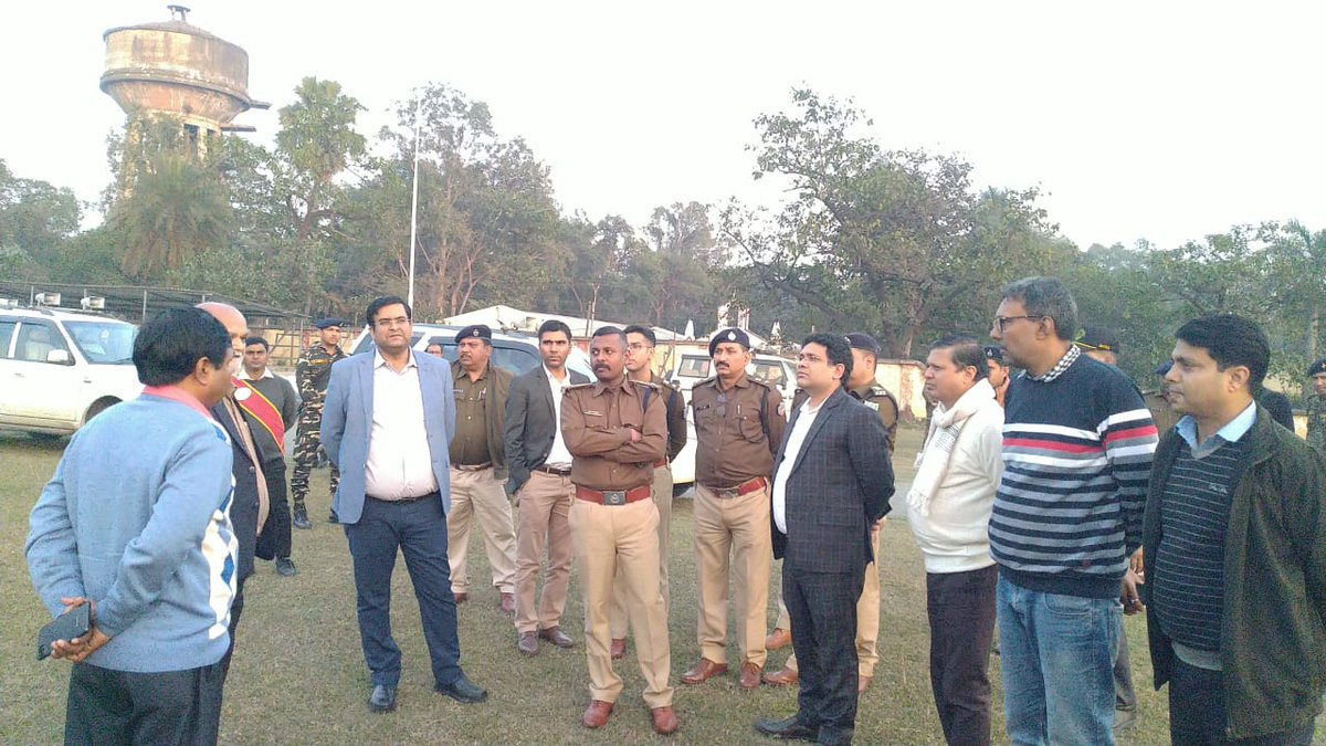 dc_dhanbad's tweet photo. माननीय प्रधानमंत्री श्री नरेंद्र मोदी के प्रस्तावित धनबाद आगमन कार्यक्रम को लेकर देर शाम वरीय पुलिस अधीक्षक सहित प्रसाशन एवं पुलिस के वरीय पदाधिकारियों के साथ हर्ल सिंदरी के उद्घाटन को लेकर स्थल निरीक्षण कर स्थान को चिन्हित किया। साथ ही हर्ल प्लांट की तैयारियों का जायजा लिया। https://t.co/oP2VD6YXAh