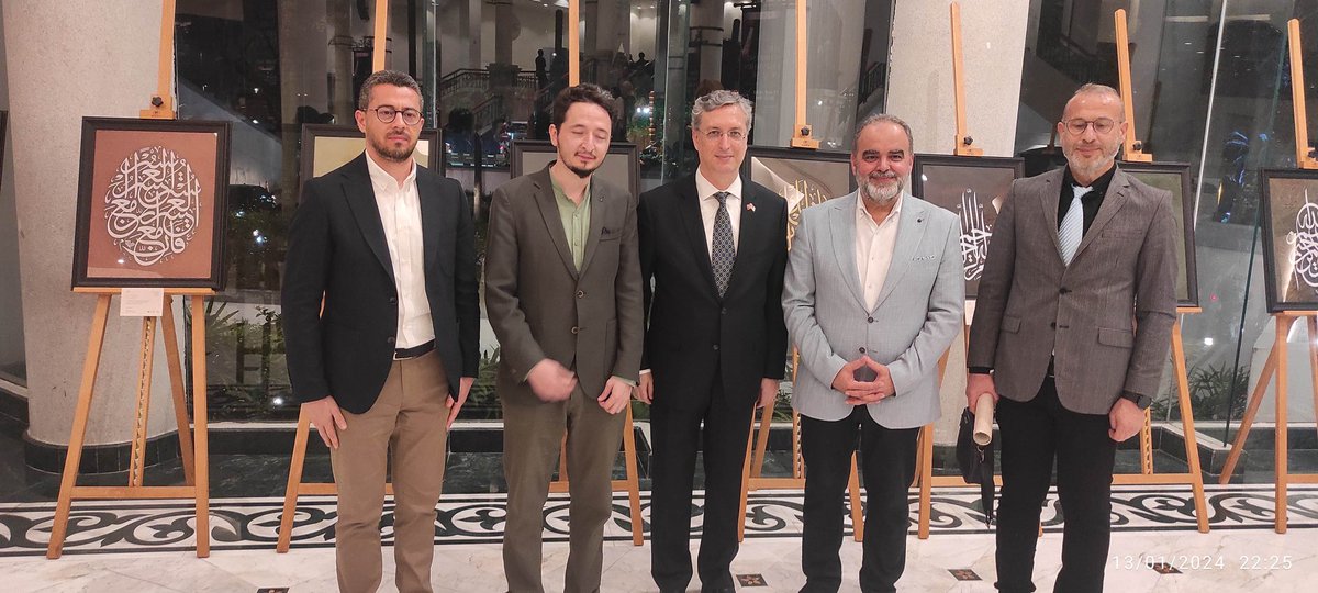 emirsyuksel's tweet photo. Yunus Emre Enstitümüze, Konya Büyükşehir Belediyemize, Kültür ve Turizm Bakanlığımıza ve Türk Hava Yollarına teşekkür ederiz.

Konya Büyükşehir Belediyesi semazenlerine, Hat sanatçımız Seyit Ahmet Depeler’e ve Ebrû sanatçımız Garip Ay’a müteşekkiriz.
🇹🇷🤝🇲🇾 https://t.co/Ojt9swqykv