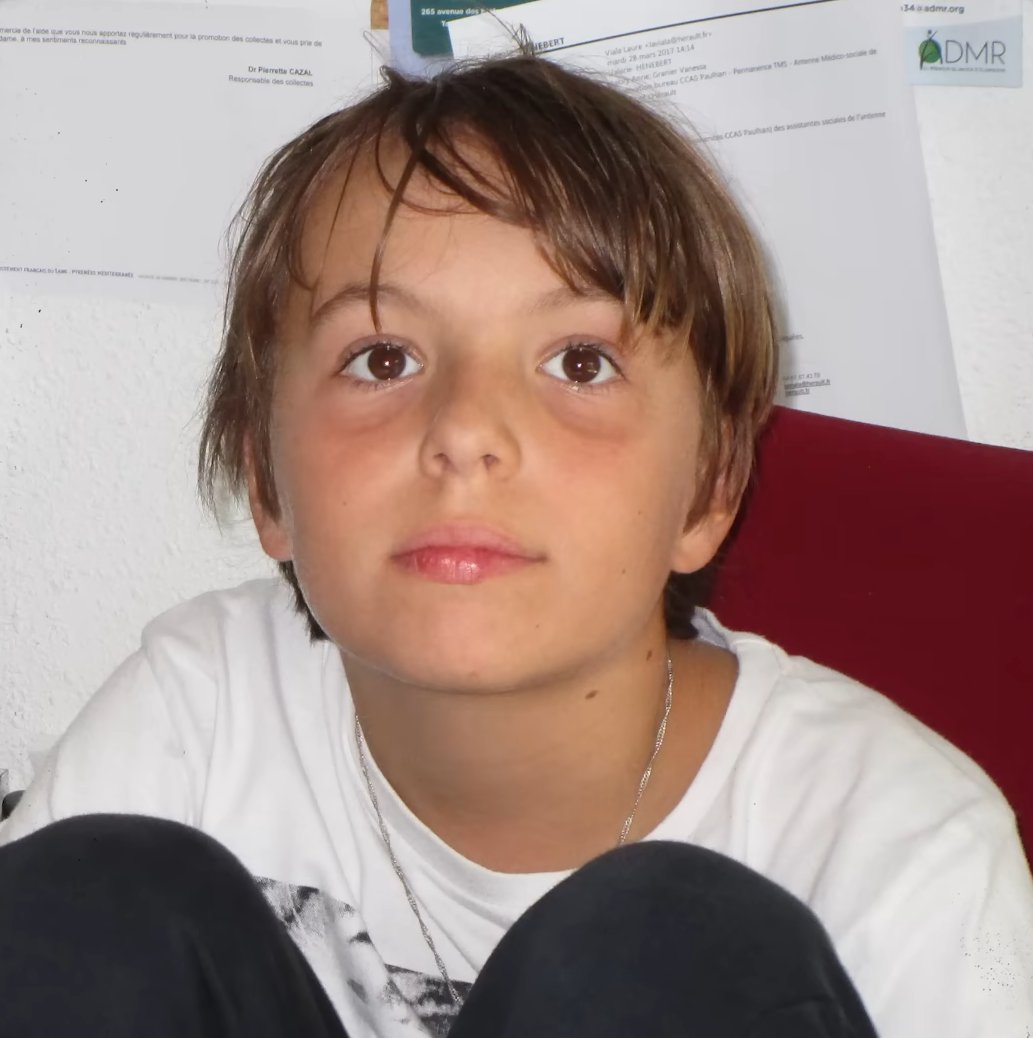 KarmineCorp's tweet image. Voici une photo de @CalisteLoL prise en 2018 quand il avait 12 ans.

Cette même année, le Covid n’existait pas, Kai’sa et Pyke venaient de sortir, Caedrel a cancel son ult sur Malzahar…

Mais plus important : c’est aussi la dernière année où @FNATIC a gagné un trophée en LEC 😂