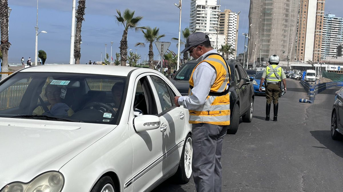 MTTTarapaca's tweet photo. 🔵 Plan #CallesProtegidas en verano / balnearios 🏖️  😎
Comenzamos este sábado fiscalizando a todo tipo de vehículos en el sector de Playa Brava, en un trabajo colaborativo de nuestro equipo de @Fisca_MTT y @CarabTarapaca que contó con la presencia del SeremiTT @PtricioSolis https://t.co/HCjEZZpL4Q