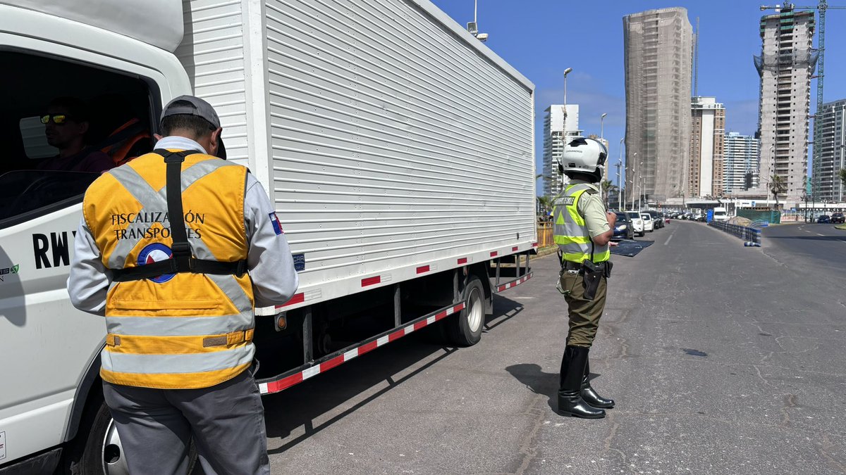 MTTTarapaca's tweet photo. 🔵 Plan #CallesProtegidas en verano / balnearios 🏖️  😎
Comenzamos este sábado fiscalizando a todo tipo de vehículos en el sector de Playa Brava, en un trabajo colaborativo de nuestro equipo de @Fisca_MTT y @CarabTarapaca que contó con la presencia del SeremiTT @PtricioSolis https://t.co/HCjEZZpL4Q
