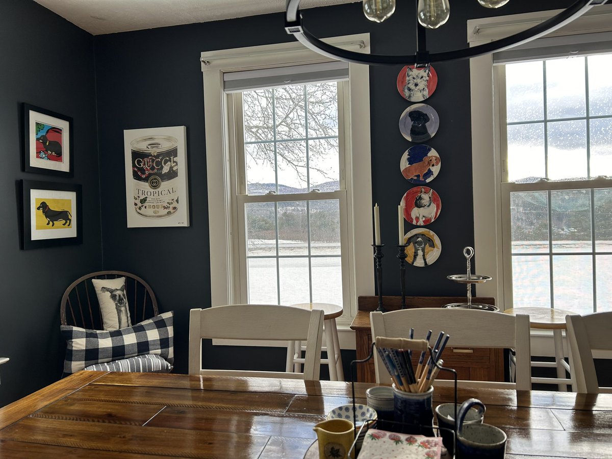 ShawnTWrites's tweet photo. I like this room. 😊❤️⛄️ We reclaimed the dining room!!! For a couple weeks now it’s looked like the North Pole exploded all over it. #undecorated #cozyhome #home #homedecor #homesweethome #weekendvibes #saturdayvibes https://t.co/qcHhRZCIF8