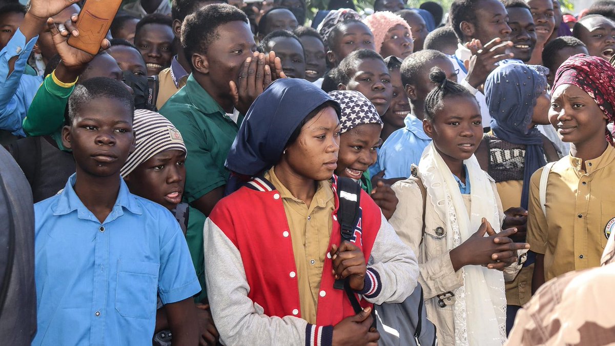 VPENTchad's tweet photo. Le Premier ministre, Dr Succès MASRA, soutient l'éducation en consacrant 2h au Lycée Félix Eboué. L'éducation reste une priorité ! Contribuez aussi ! Rejoignez Volontaire pour l’Éducation Nationale (@VPENTchad) au #Tchad en quelques clics : https://t.co/IyizL3BrDs https://t.co/dQ1bBY01yg
