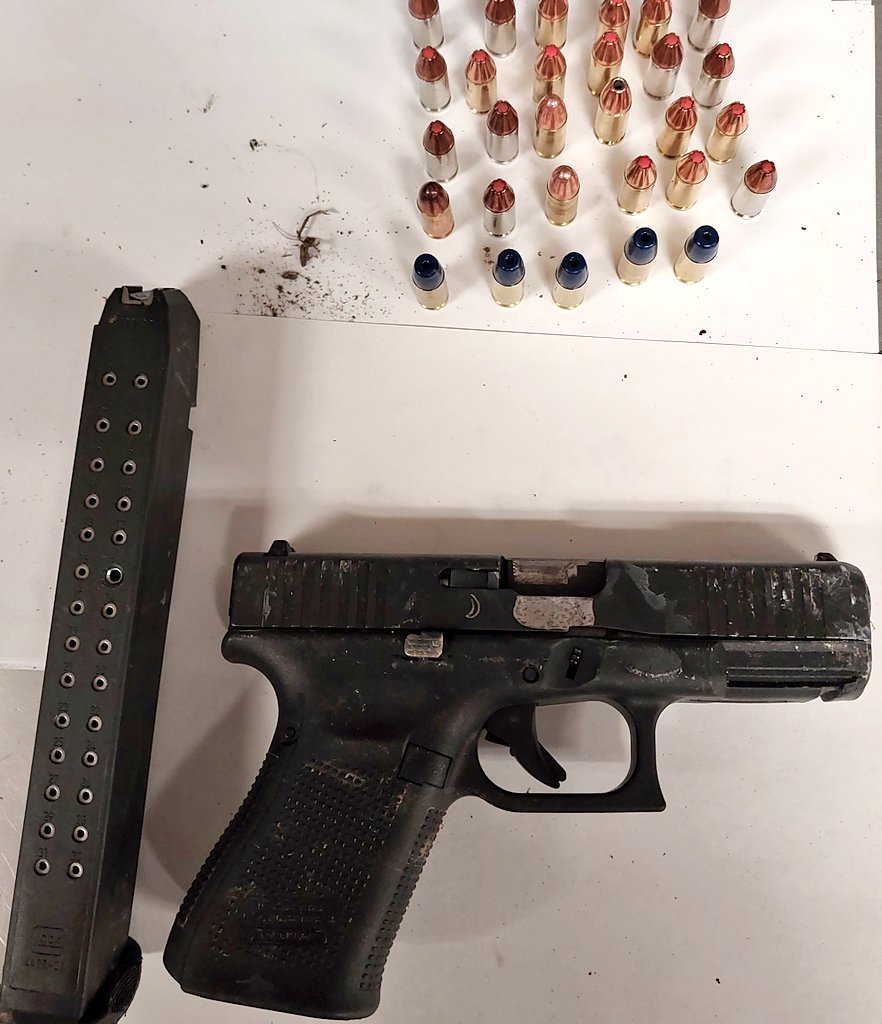 #TorontoOPP stopped a vehicle for speeding #Hwy401/Carlingview. The driver fled and was involved in a crash. The driver attempter to flee on foot but was arrested and found with a loaded firearm. The driver is facing weapons, flight from police and #ImpairedDriving charges.^ks