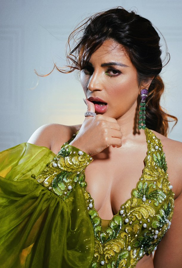 GDvKt06aMAAZaV3?format=jpg&name=900x900