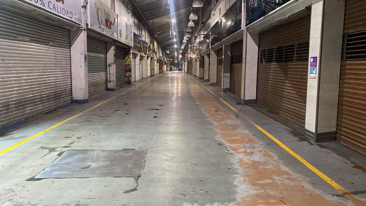 💧¡Continuamos avanzando con el mejoramiento de la imagen de nuestro mercado!

El día de ayer, personal operativo realizó trabajos de limpieza 🧹 en los pasillos de la Nave QR. 

Exhortamos a toda la comunidad de la CEDA a seguir manteniendo todas las áreas limpias.🤝