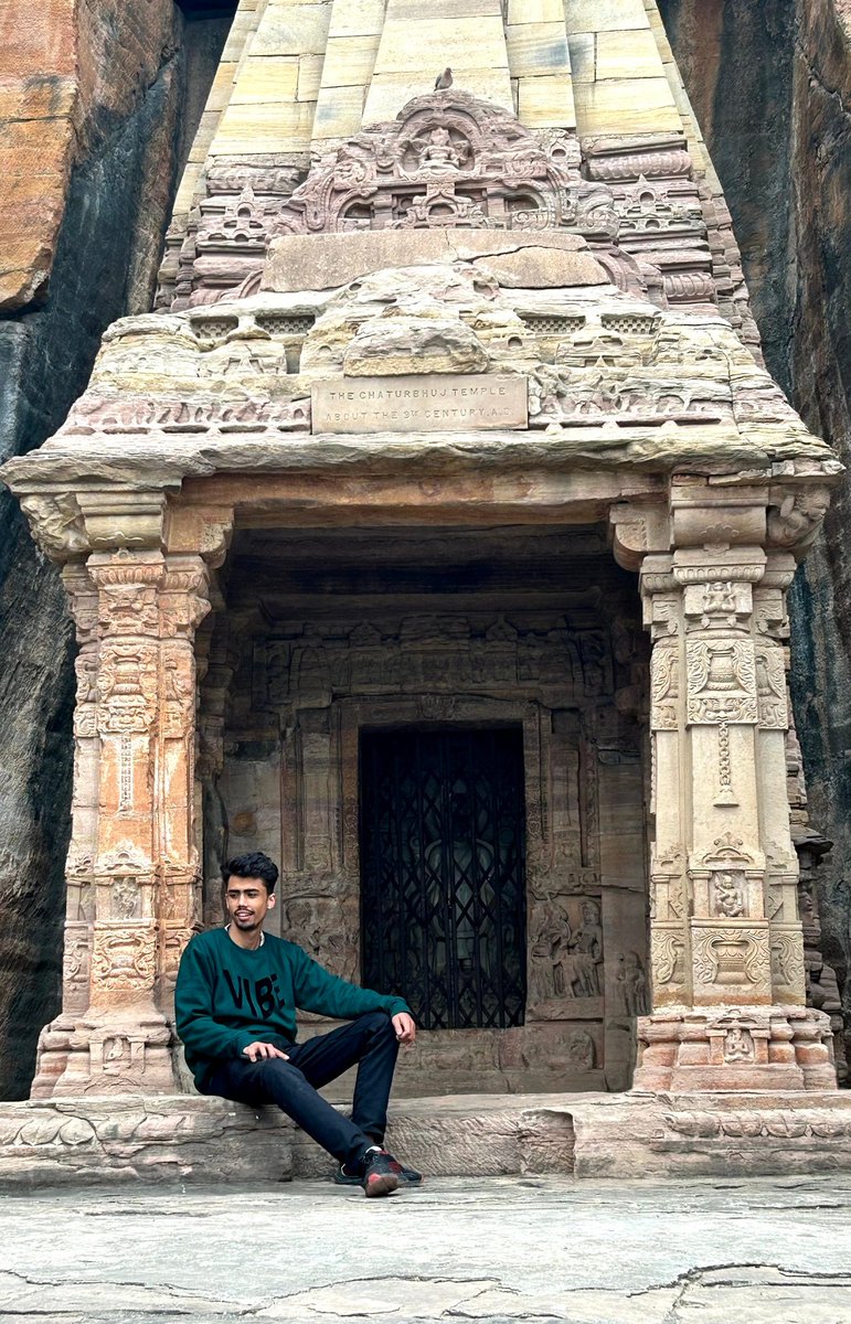 PrajalRegmi's tweet photo. Chaturbhuj is a Hindu temple excavated in a rock face in the Gwalior Fort, in c875 AD, by Alla, the son of Vaillabhatta, and the grandson of Nagarabhatta a nagar brahmin in present-day Madhya Pradesh, India. https://t.co/9VBXhomW4Z
