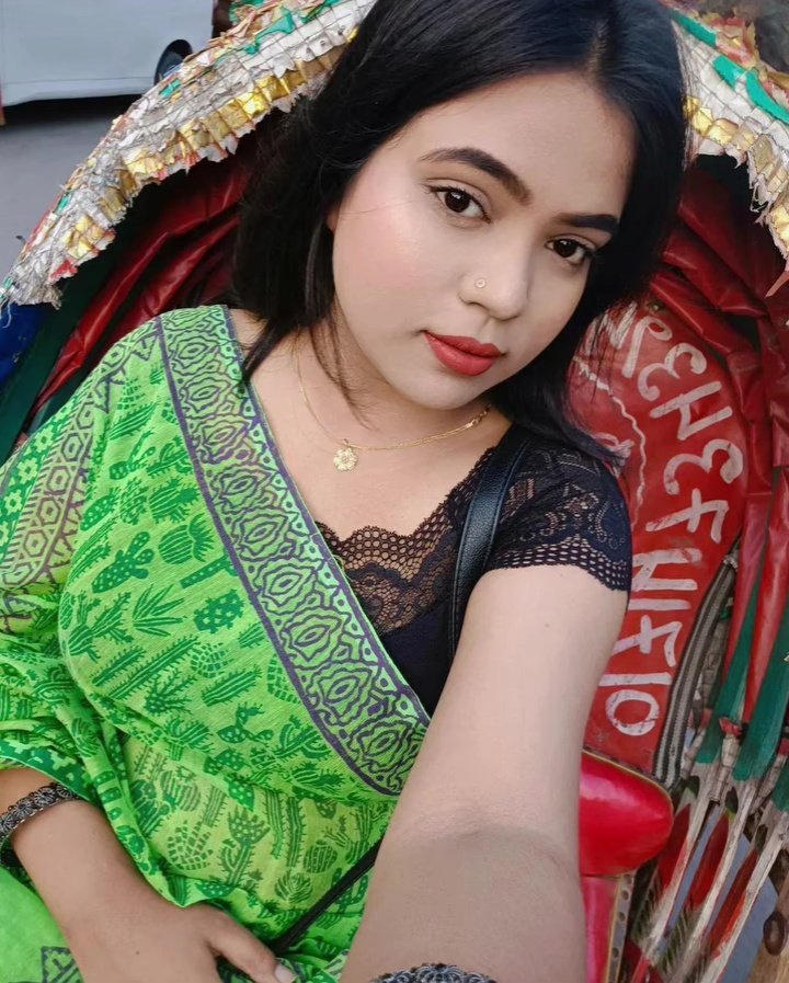 Nilim51574's tweet photo. রিকশার হুডি তুলে যে টিপে দিতে পারে,সেই আসল দেবর। কিন্তু আমার পাশে কোনো দেবর নাই।একা জীবন। https://t.co/I1Rbc86Ji4