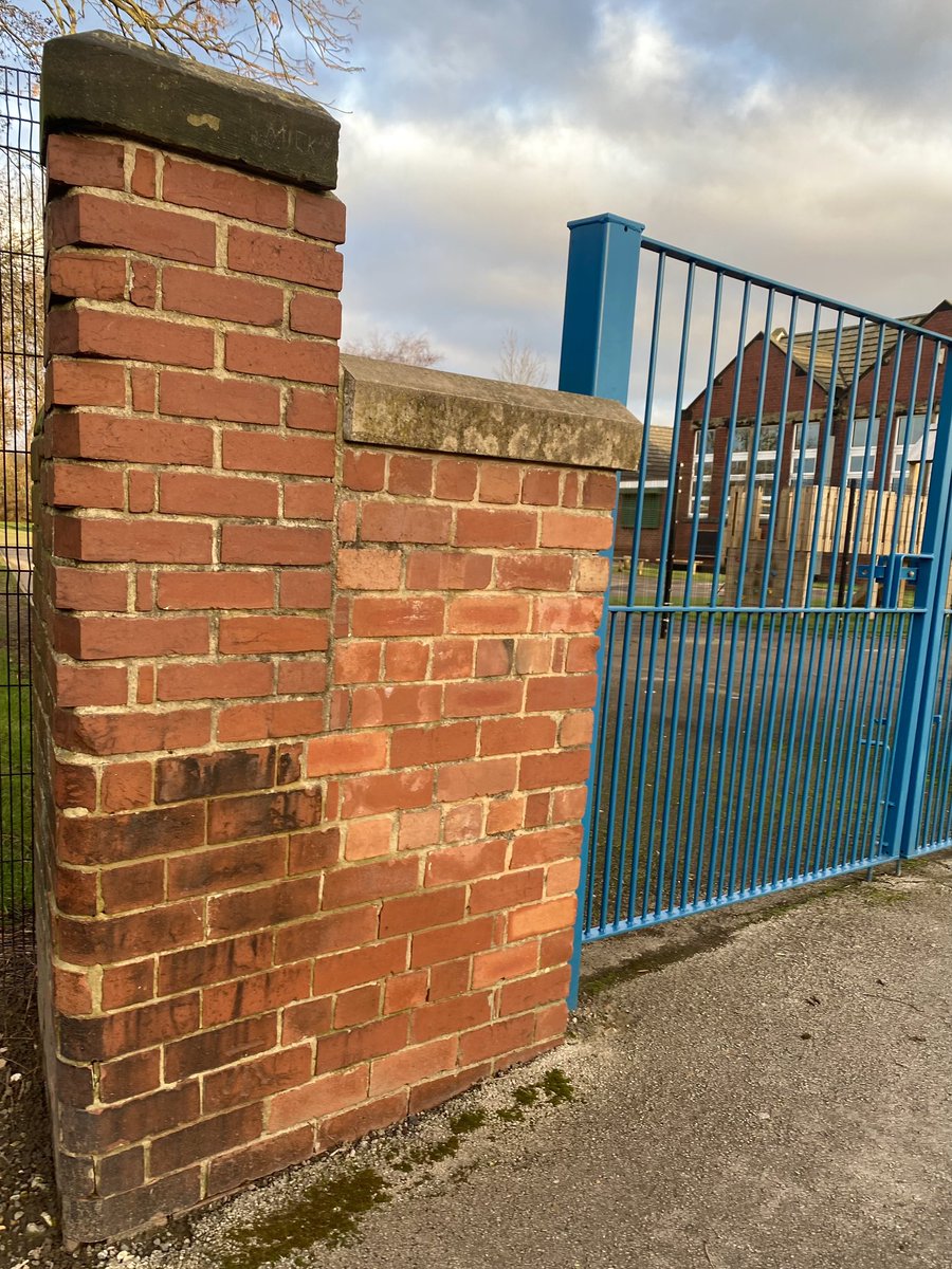 HellingtonBoots's tweet image. Been in the kingdom of King Philip 🤴 of Shafton this afternoon and located the #CutMark at the primary school.
Did you know that was there @philhicky67 ?
#Benchmark 

A bit of a “pick and mix” of bricks @BrickwrksMuseum ! 😍🧱
#LegsAndLaces