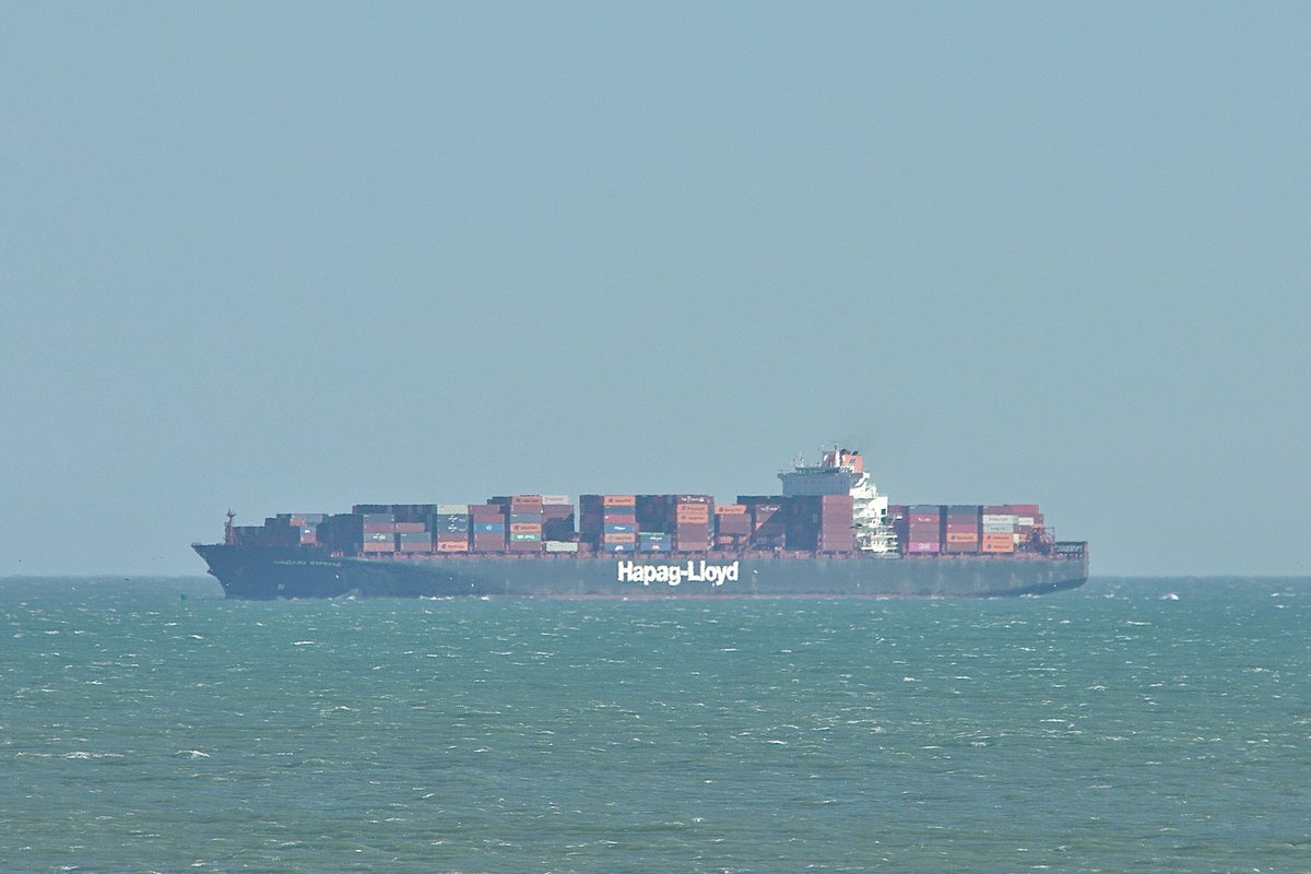 johnmorgan726's tweet photo. The CHICAGO EXPRESS, IMO:9295268 a 336 meter Colombo Express-class #ContainerShip en route to Norfolk International Terminal (NIT) Virginia, sailing under the flag of Germany π©πͺ. #HapagLloyd #ChicagoExpress #ShipsInPics https://t.co/K22p3luUah