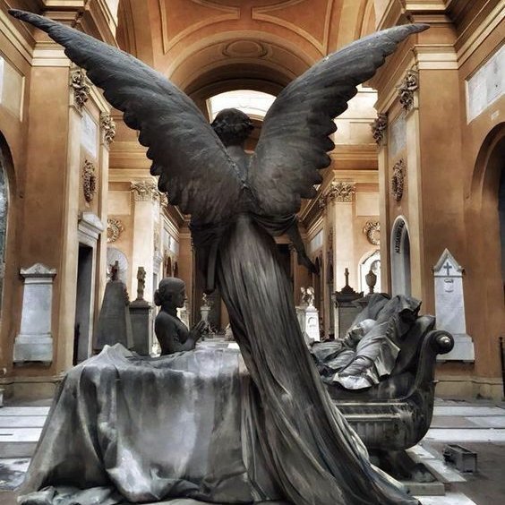 AraceliRego's tweet photo. Galería de ángeles en el Cementerio Monumental de Certosa, Bolonia ( Italia) #escultura https://t.co/SspjK3wLIQ