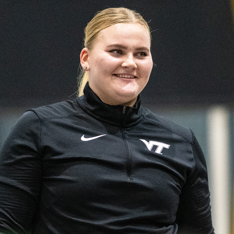 hokiesports's tweet photo. 𝙆𝙞𝙡𝙡𝙞𝙣𝙚𝙣 𝙞𝙨 𝙠𝙞𝙡𝙡𝙞𝙣' 𝙞𝙩 🥇

@HokiesTFXC's Sara Killinen opens the indoor season ranked first in the nation! Her throw of  73' 7.50" (22.44m) put her on top of the NCAA 💪