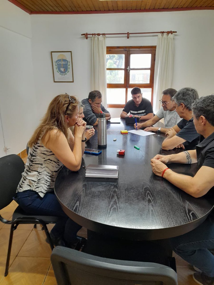 En #LagoPuelo, junto a @JCaminoa y Laura Mirantes, nos reunimos con el intendente Iván Férnandez y su equipo. Conversamos la necesidad de impulsar el turismo, y los requerimientos de inversión en obras de agua, electricidad y caminos.