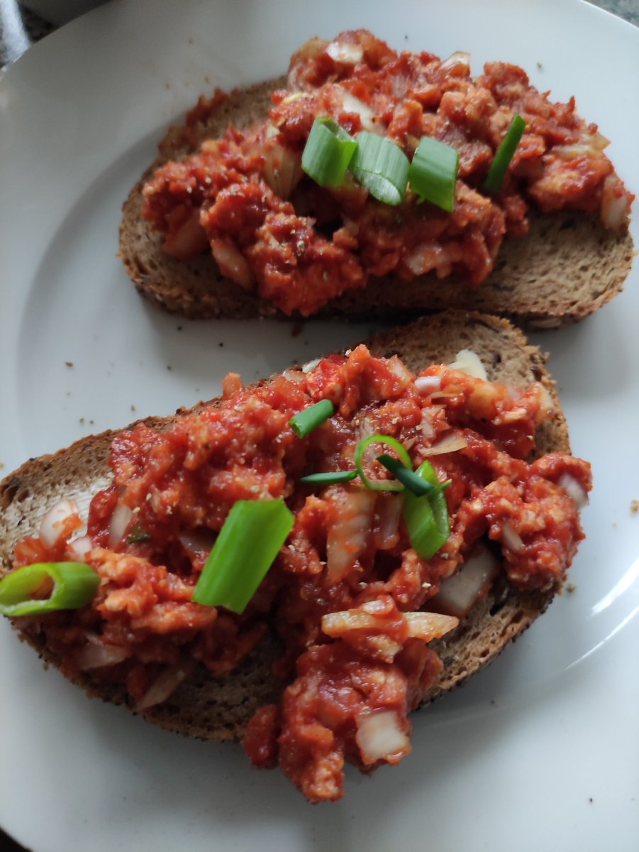 grinsekind008's tweet photo. Das beste was man mit Reiswaffeln machen kann. Veganes Mett https://t.co/8rOE3ToqmV