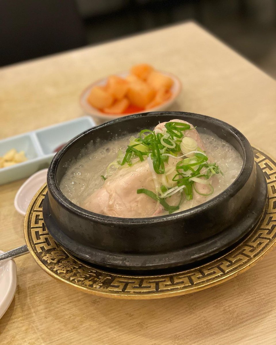 vice89152195's tweet photo. 私の韓国ひとり飯🇰🇷

📍狎鴎亭　栄養センター
영양센타 (압구정점)

なんか身体にいいもの食べたくて、昔からある老舗の参鶏湯屋さんになんとなく行ってみた❣️

#영양센타 #압구정 #압구정맛집 #압구정삼계탕 #삼계탕 #삼계동맛집 #栄養センター #栄養センター狎鴎亭店 #黒ゴマ参鶏湯 https://t.co/TJqiFFNtjZ