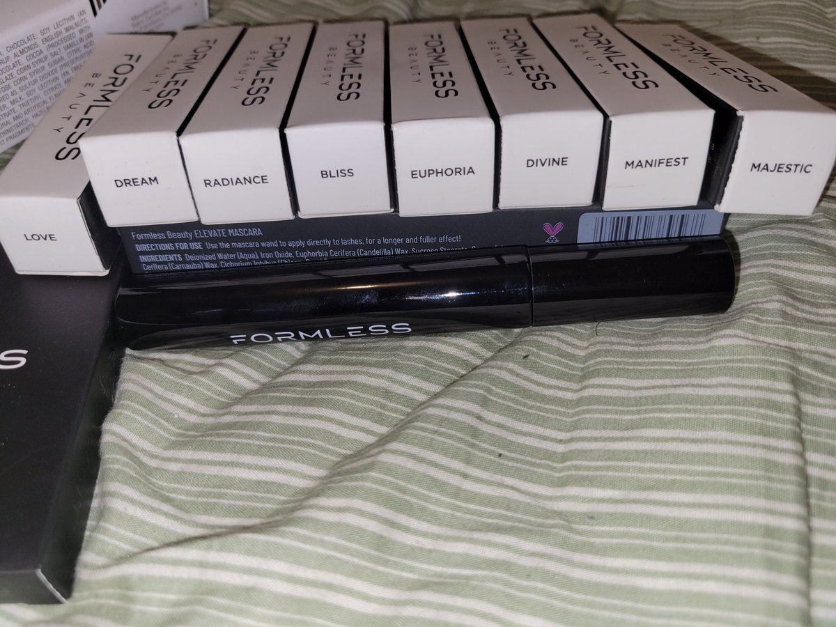 LauraDawson72's tweet photo. Not sure if anyone is interested,  but I've got the Ultimate Beauty Collection (brand new) for 100+ shipping. Iykyk how much it actually costs. I also have the Besties Duo- 1 for 30 or 2 for 50+shipping. Hmu. #Crossposted #deals #makeup #vegan #retweet https://t.co/HYwudnvKuY