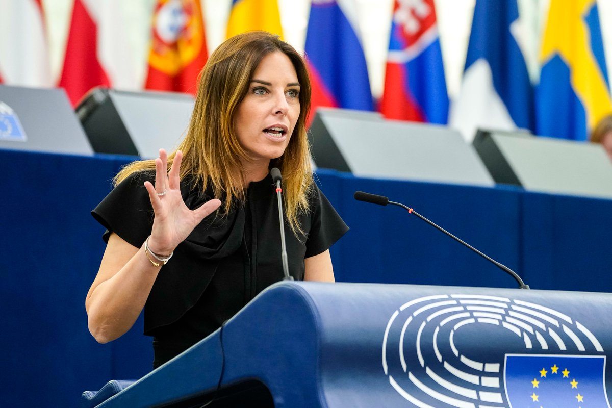 isatovaglieri's tweet photo. NUOVO REGOLAMENTO CHOC METTE FUORI GIOCO #ENDOTERMICO PRIMA DEL 2035. L’#AUTO È DA ROTTAMARE? LO DECIDE #BRUXELLES

Se passa la proposta della #Commissione, una lettera ci comunicherà che la nostra vettura è diventata un rifiuto da smaltire immediatamente.

Lo stop alla vendita delle auto #benzina e #diesel dal 2035 è solo un paravento perché in realtà l’Europa vuole impedirci di usare le auto a motore endotermico già molto tempo prima, imponendoci la rottamazione dei veicoli obsoleti attraverso un nuovo provvedimento presentato di recente dalla Commissione UE.

Si tratta del “Regolamento per la gestione dei veicoli fuori uso”, una misura choc che intende togliere ai proprietari il diritto di decidere quando è il momento di rottamare la propria vettura. Sarà infatti un elenco di criteri stabiliti da Bruxelles a dire se un’auto può continuare a circolare o se invece deve essere avviata alla demolizione. In un futuro non troppo lontano potrebbe dunque capitare di ricevere una lettera del registro automobilistico che ci comunica che il nostro veicolo è diventato un rifiuto da smaltire con effetto immediato perché il costo di riparazione supera il valore di mercato, o perché la vettura ha saltato per due anni il controllo tecnico nazionale, o ancora perché il motore o il cambio devono essere sostituiti, o perché i freni e i componenti dello sterzo sono troppo usurati, solo per fare alcuni esempi. Se uno dei criteri viene raggiunto, il diritto di proprietà decade e l’auto deve essere riciclata.

Una proposta assurda che lede la libertà di scelta e il diritto di proprietà, che non tiene conto del valore d’uso e del valore affettivo dei veicoli, e che minaccia di penalizzare non solo i cittadini e i lavoratori che non sono in grado di cambiare l’automobile, ma anche il settore delle auto storiche. Secondo i criteri ipotizzati dalla commissione UE, infatti, si salverebbero solo le vetture con almeno 30 anni, uscite di produzione, storicamente conservate e mantenute nel loro stato originale senza aver subito modifiche significative. Dopo il boicottaggio dei #biocarburanti, una nuova spada di Damocle incombe sul futuro di un settore che dà lustro alla storia del motorismo e del design europeo, legato a doppio filo con la nostra cultura e la nostra identità.

Giù le mani dalle nostre auto, basta ecotasse e imposizioni assurde. Occorre fermare questa ennesima #ecofollia partorita dalla prepotenza delle sinistre che dettano legge a Bruxelles. Ancora per poco.