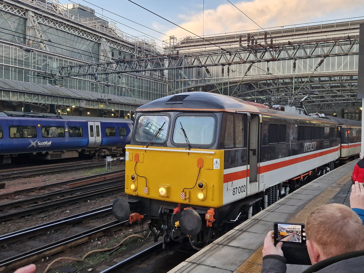 trainfanmatt's tweet photo. The stock back into Glasgow Central ready for a timely departure back to the North West https://t.co/tnTedxopOr