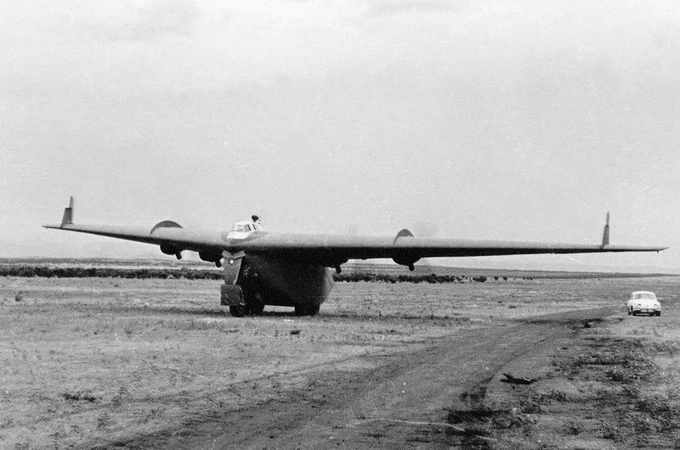 DINFIA IA38ナランヘロ、無尾翼の4発輸送機とはドえらい飛行機やないか。こんなに先進的でカッコいいのにドンクサイのがめっさたまらん…… 