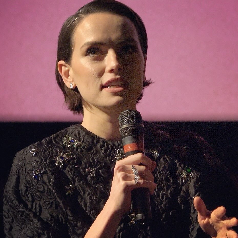PlaceDuCinema's tweet photo. Daisy Ridley est au cinéma actuellement dans “La vie rêvée de Miss Fran”. Lumineuse, émouvante, incroyablement simple et douce, mais avec des aspérités et des doutes, un rôle fantastique pour celle qui a ramené jadis l’équilibre dans une galaxie lointaine. #MissFran #DaisyRidley https://t.co/6JJOIKURog