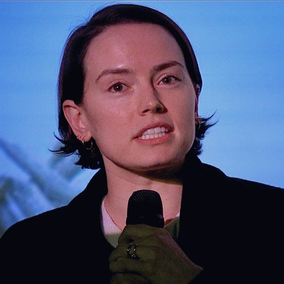PlaceDuCinema's tweet photo. Daisy Ridley est au cinéma actuellement dans “La vie rêvée de Miss Fran”. Lumineuse, émouvante, incroyablement simple et douce, mais avec des aspérités et des doutes, un rôle fantastique pour celle qui a ramené jadis l’équilibre dans une galaxie lointaine. #MissFran #DaisyRidley https://t.co/6JJOIKURog