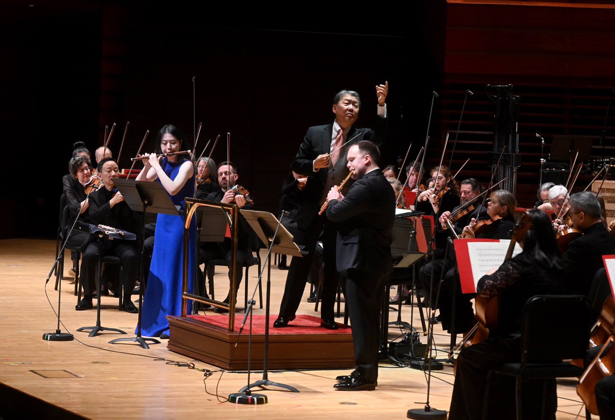 MaestroLongYu's tweet photo. What a celebratory night at @philorch’s Lunar New Year concert! So many friends (old and new!) as we ushered in the Year of the Dragon - an auspicious year for me as I was born in a dragon year! 🐉 #LunarNewYear #YearOfTheDragon 

Photos: Pete Checchia https://t.co/THyMGUBZsw