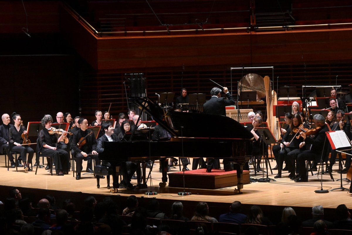 MaestroLongYu's tweet photo. What a celebratory night at @philorch’s Lunar New Year concert! So many friends (old and new!) as we ushered in the Year of the Dragon - an auspicious year for me as I was born in a dragon year! 🐉 #LunarNewYear #YearOfTheDragon 

Photos: Pete Checchia https://t.co/THyMGUBZsw