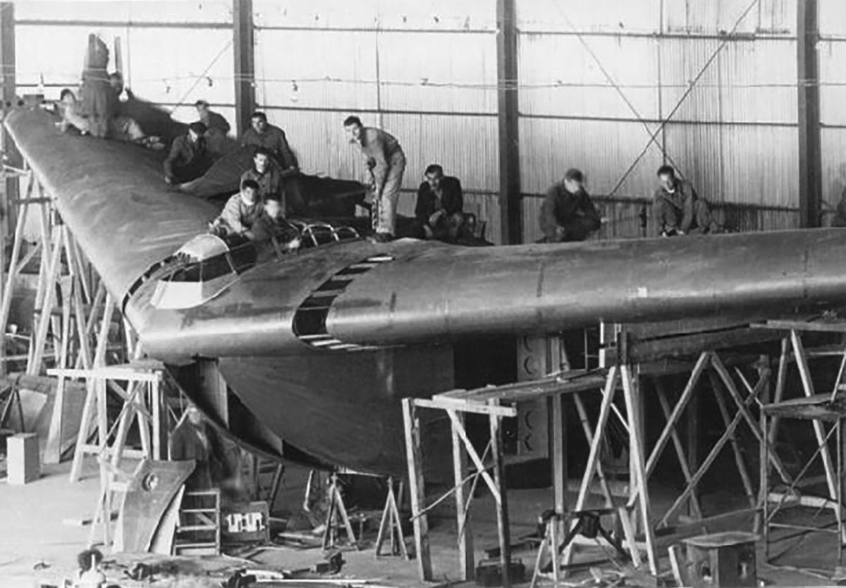 DINFIA IA38ナランヘロ、無尾翼の4発輸送機とはドえらい飛行機やないか。こんなに先進的でカッコいいのにドンクサイのがめっさたまらん…… 