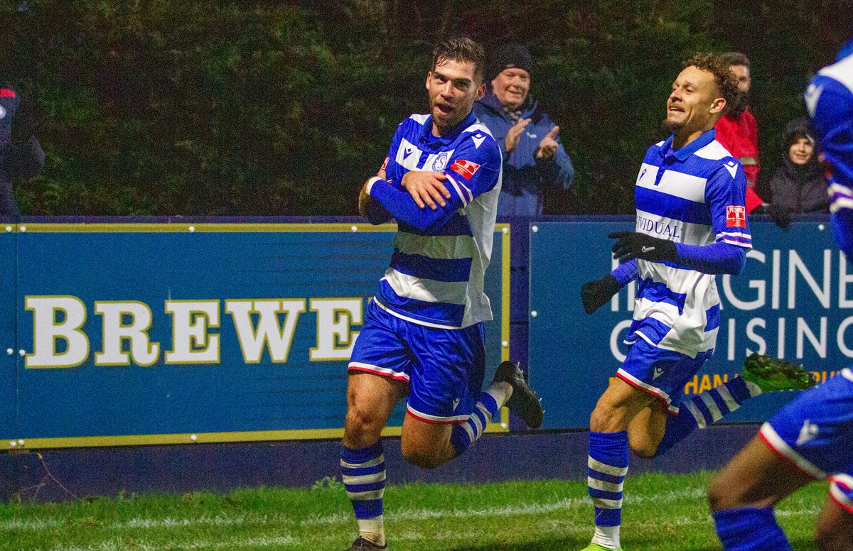 robmashfordpho1's tweet photo. Full time and @SupermarineFC win 2-1 against @waltonhershamfc https://t.co/ydv1lRFSkw