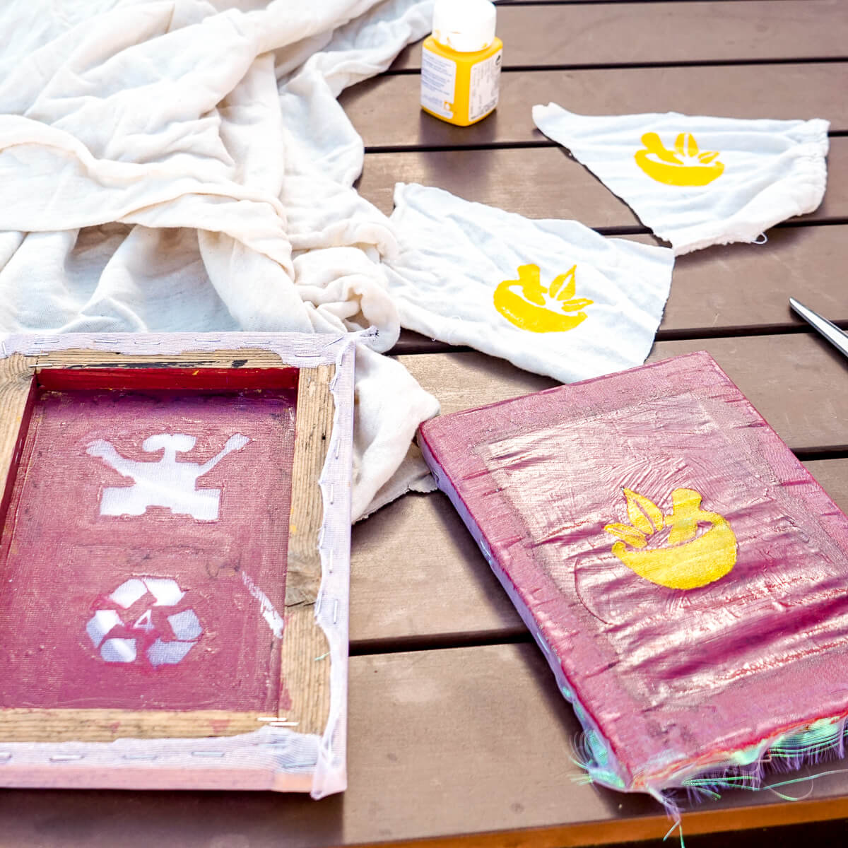 make_oh's tweet image. You don’t need to buy expensive equipment to do your own silk screening!

For this #diyproject I used In a couple of wood strips or an old photo frame can do the trick. Along with some loose weave cloth, and a couple of paints. Read how I made it here - thethingswellmake.com/easy-silk-scre…